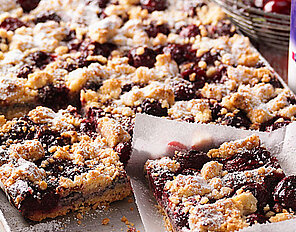 Kirsch-Streuselkuchen mit Mohnfüllung