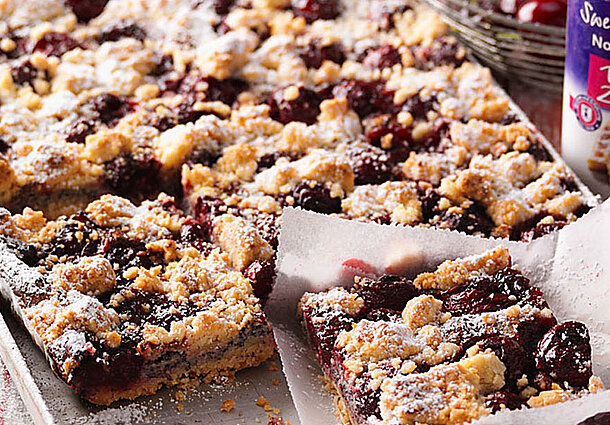 Kirsch-Streuselkuchen mit Mohnfüllung (Rezept)