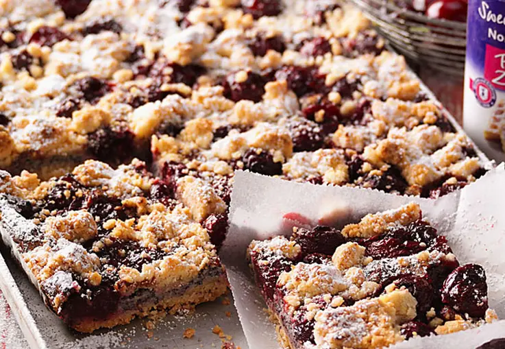 Kirsch-Streuselkuchen mit Mohnfüllung (Rezept)