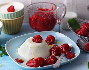 Zitronen-Pannacotta mit Himbeeren