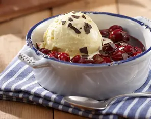 Kirsch-Grütze mit Schokoraspeln