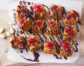 Quinoa-Mandel-Würfel mit Himbeeren