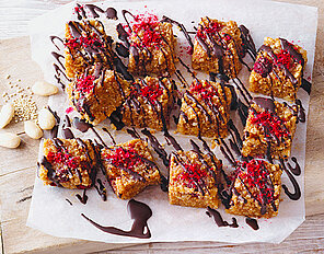 Quinoa-Mandel-Würfel mit Himbeeren