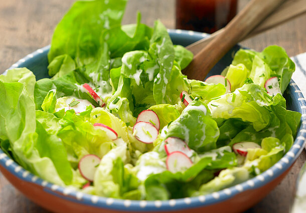 Zitrone-Sahne-Dressing mit Kräutern (Rezept)