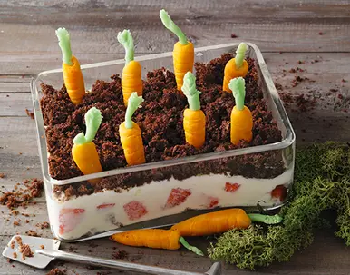Süßes Karotten-Hochbeet (Erdbeer-Mascarpone-Creme mit Schokohaube)