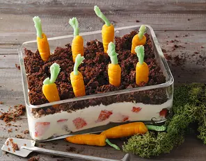 Süßes Karotten-Hochbeet (Erdbeer-Mascarpone-Creme mit Schokohaube)