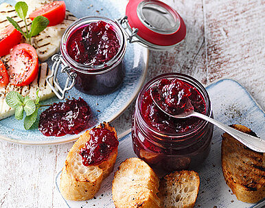 Schwarzes Johannisbeer-Relish mit Apfel und Wacholder