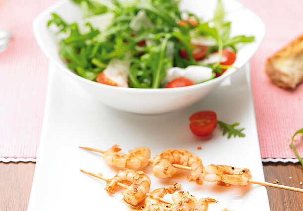 Rucola-Salat mit Scampi-Spießen (Rezept)