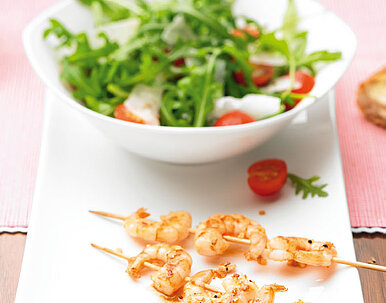 Rucola-Salat mit Scampi-Spießen