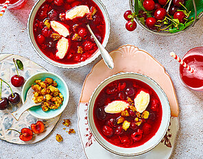 Kalte Kirschsuppe mit Quark-Nocken