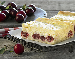 Milchreiskuchen mit Kirschen