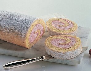 Nuss-Biskuit-Rolle mit Himbeer-Sahne