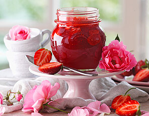 Erdbeer-Rosen-Samtkonfitüre Erdbeer-Rosen-Samtkonfitüre