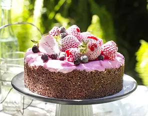 Beeren-Eistorte mit Schokoboden