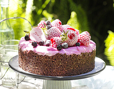 Beeren-Eistorte mit Schokoboden Beeren-Eistorte mit Schokoboden