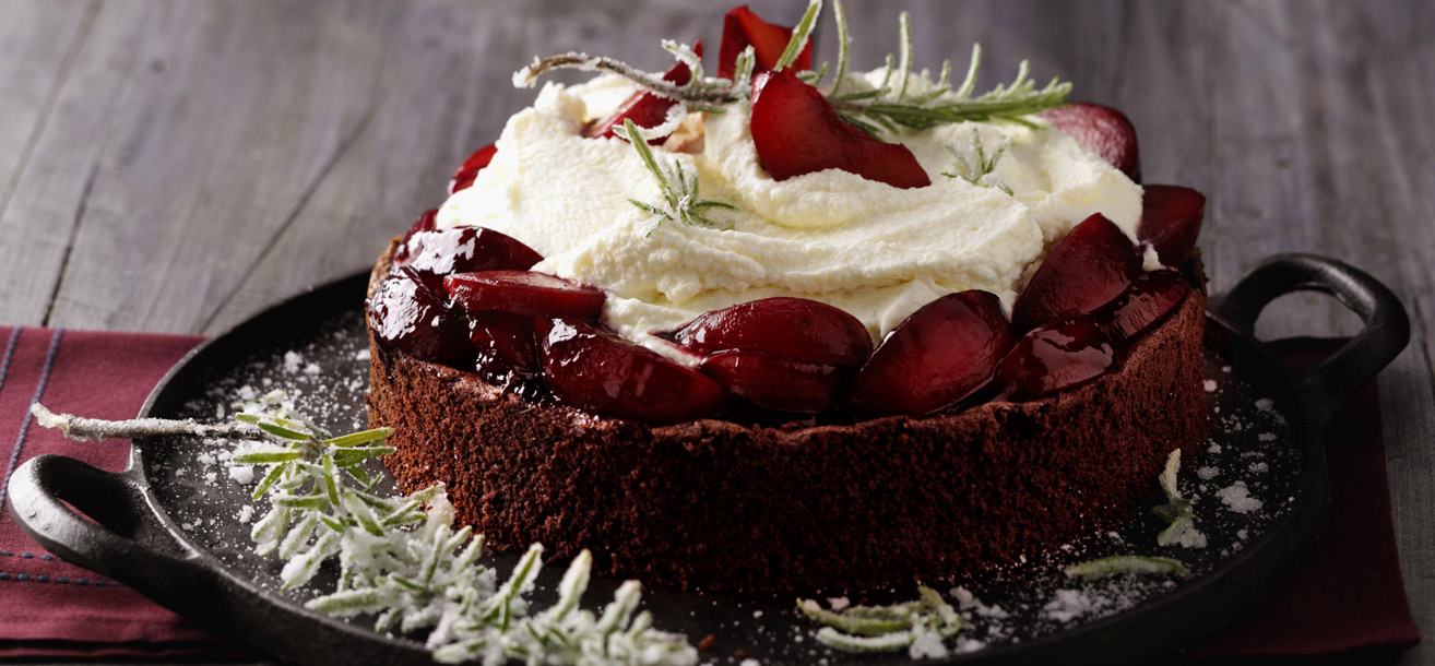Festliche Pflaumentorte mit Rosmarinsahne - SweetFamily von Nordzucker