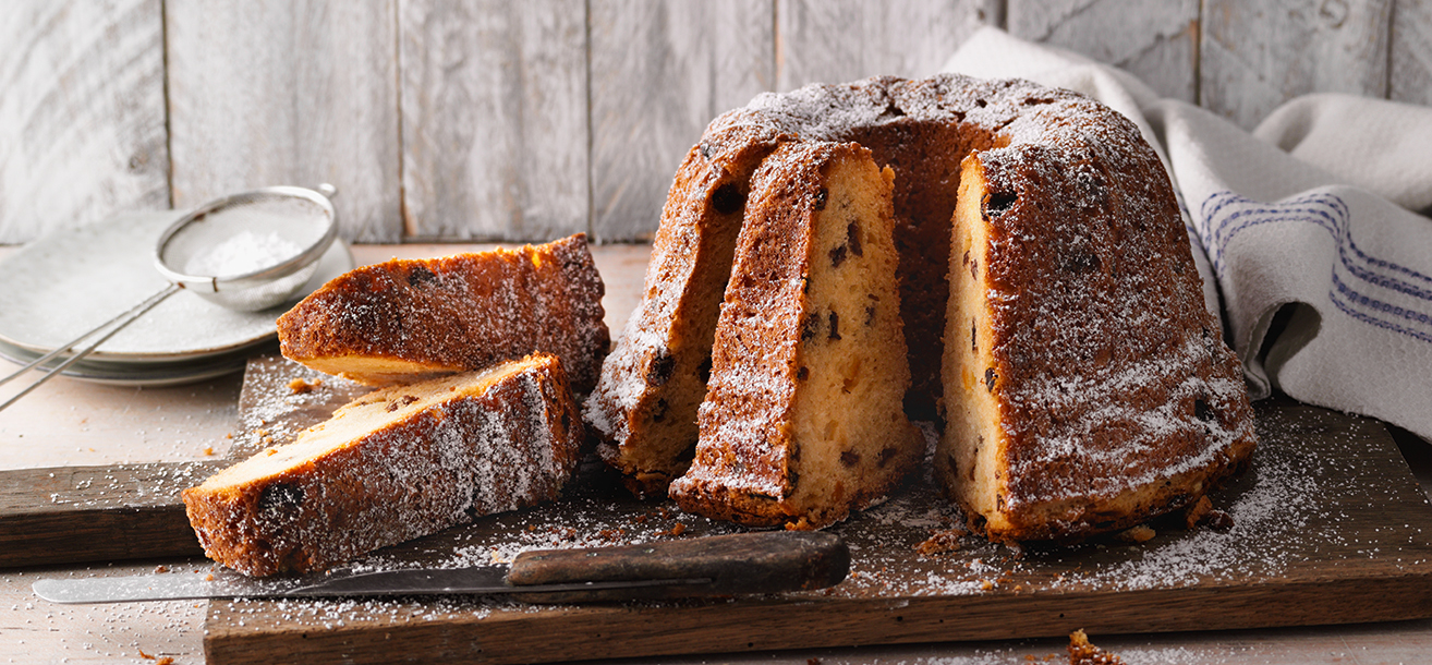 Hefe-Guglhupf mit Rosinen und Mandeln - SweetFamily von Nordzucker