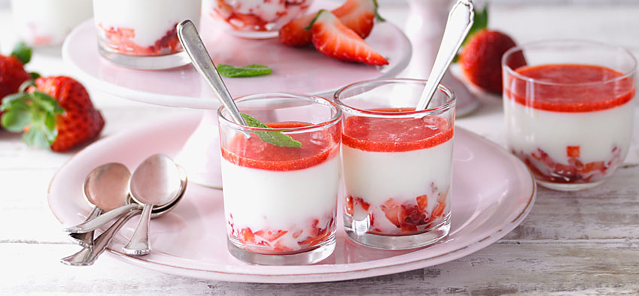 Joghurt-Pannacotta mit Erdbeeren - SweetFamily von Nordzucker