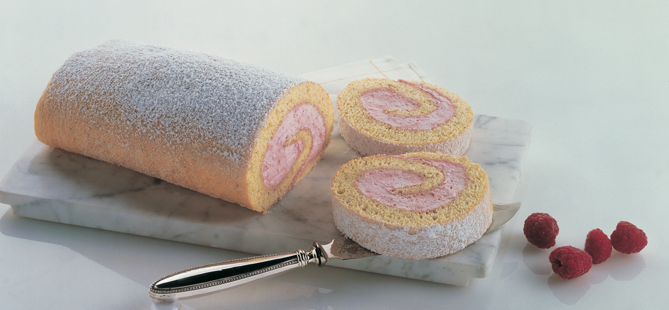 Nuss-Biskuit-Rolle mit Himbeer-Sahne - SweetFamily von Nordzucker