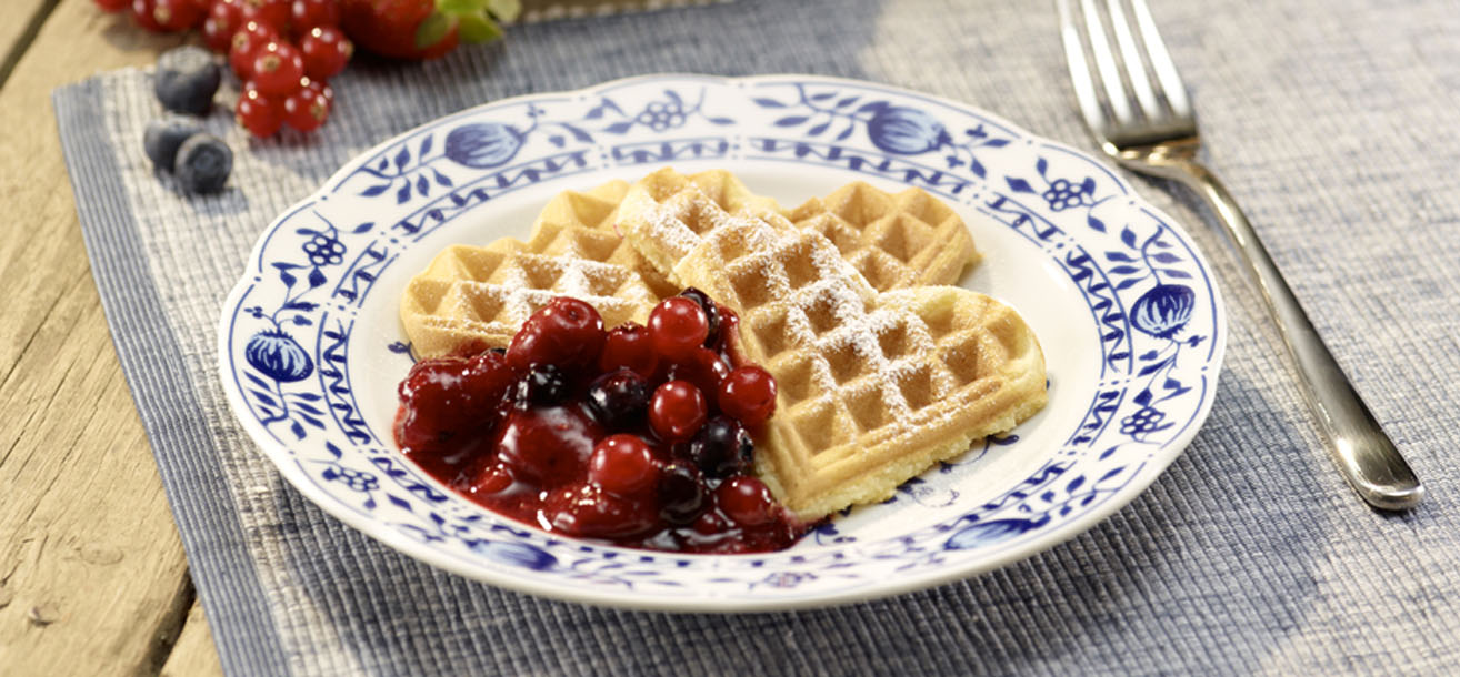 Rote Grütze mit SweetFamily Herzchenwaffeln - SweetFamily von Nordzucker