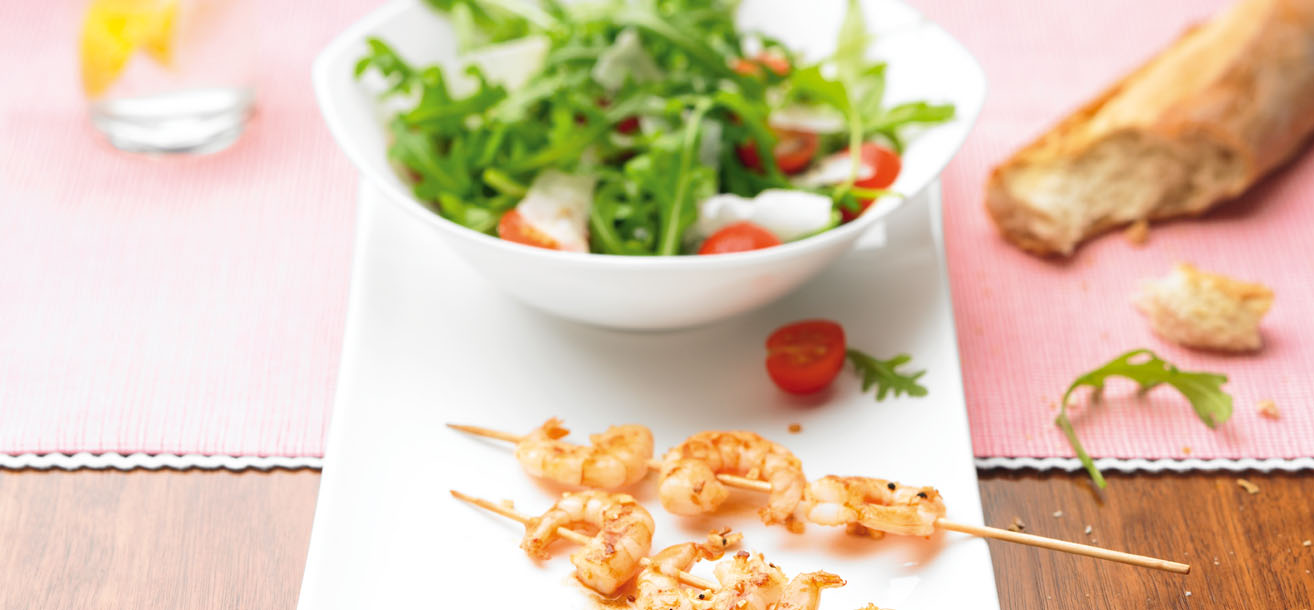 Rucola-Salat mit heller Balsamicocreme und Knoblauch-Scampi-Spießen ...